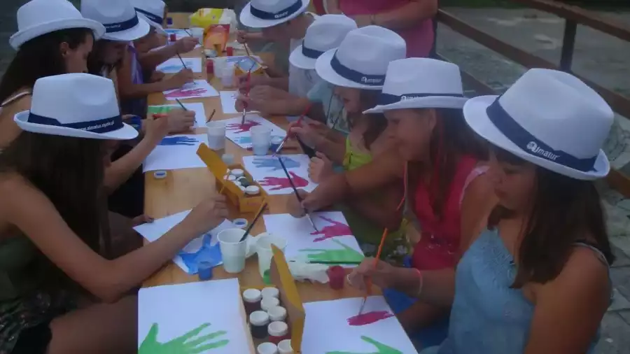 uczestniczki kolonii podczas zajęć kreatywnych