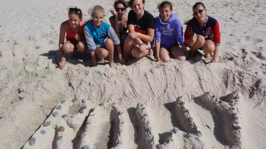 uczestnicy kolonii na plaży