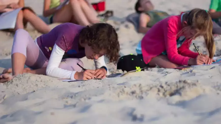 uczestniczki kolonii podczas zajęć kreatywnych na plaży