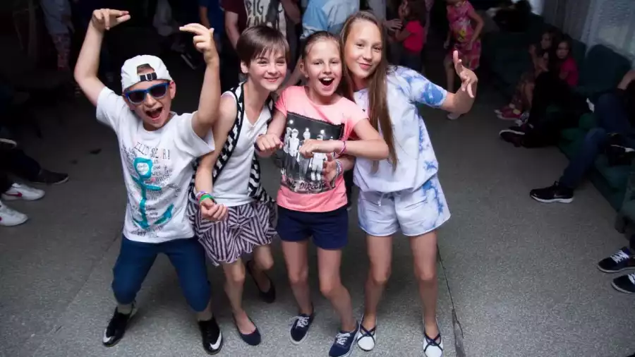 dyskoteka na obozie nad morzem