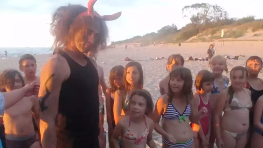 zabawy uczestników kolonii na plaży