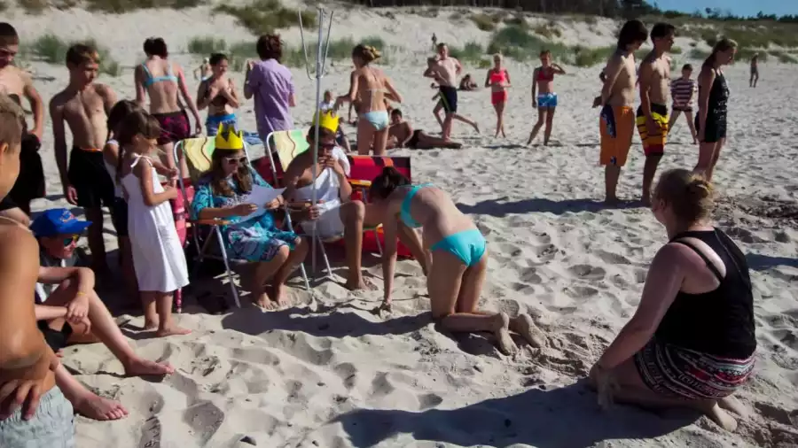 zabawy uczestników kolonii na plaży