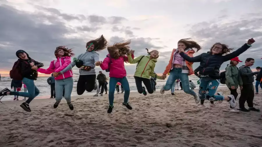 uczestnicy kolonii na plaży