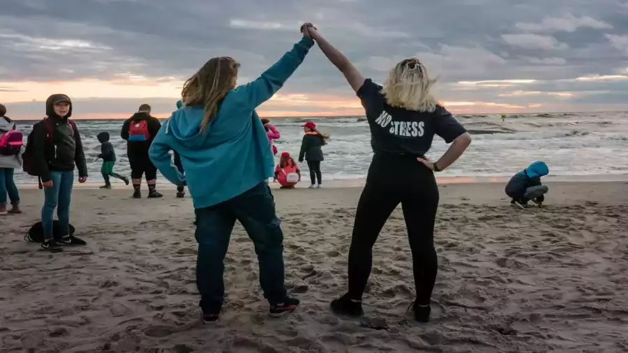 uczestnicy kolonii na plaży