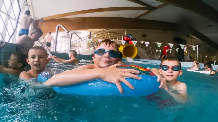 uczestnicy kolonii w basenie