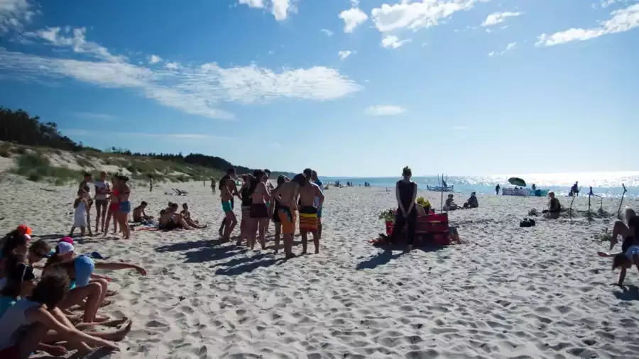 uczestnicy kolonii na plaży