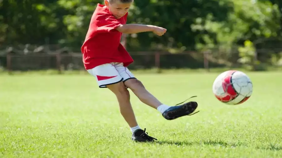 Młodzieżowy obóz piłki nożnej nad morzem