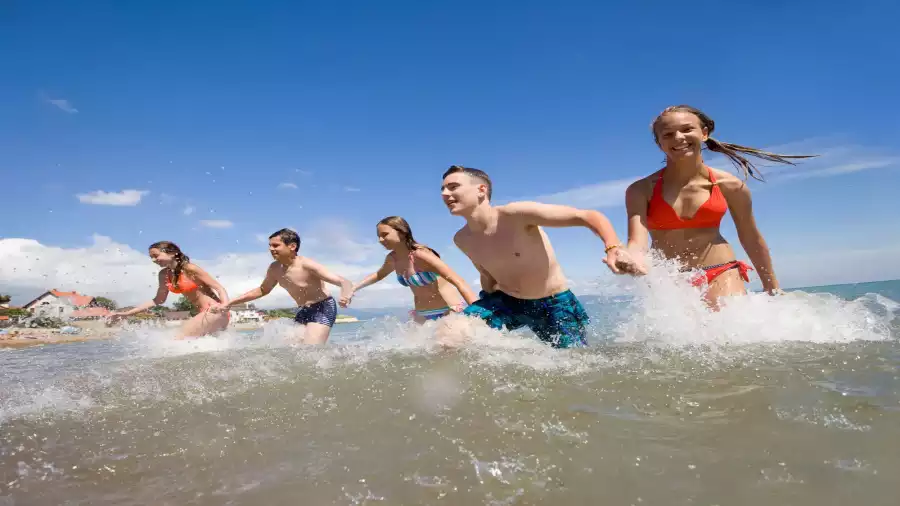 Młodzieżowy obóz rekreacyjny nad morzem