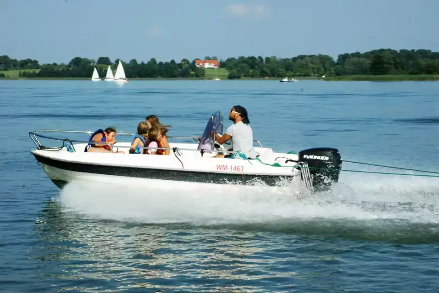 motorówka na mazurskim jeziorze