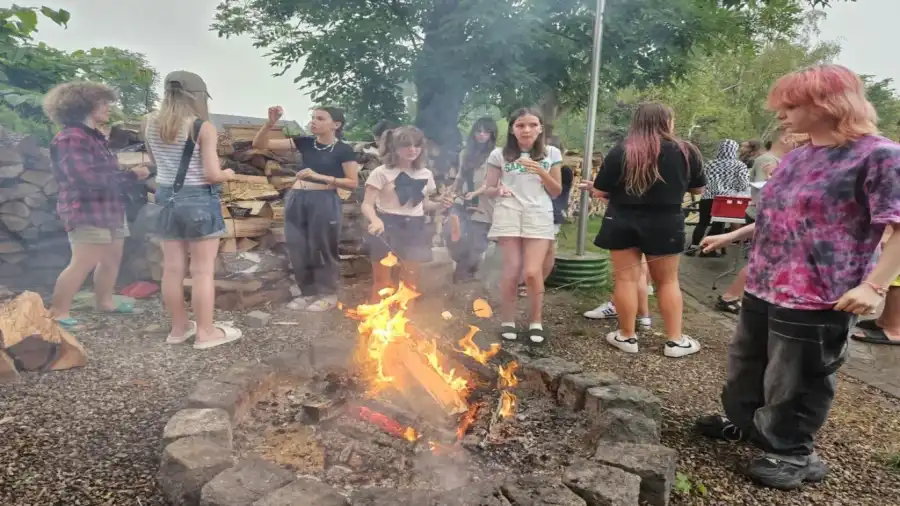 Chill wakacje w stylu anime - młodzieżowy obóz nad morzem