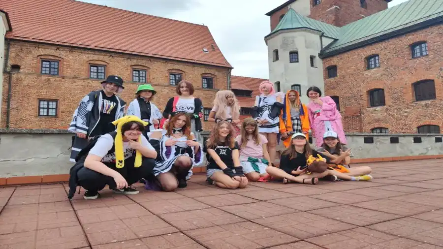 Chill wakacje w stylu anime - młodzieżowy obóz nad morzem