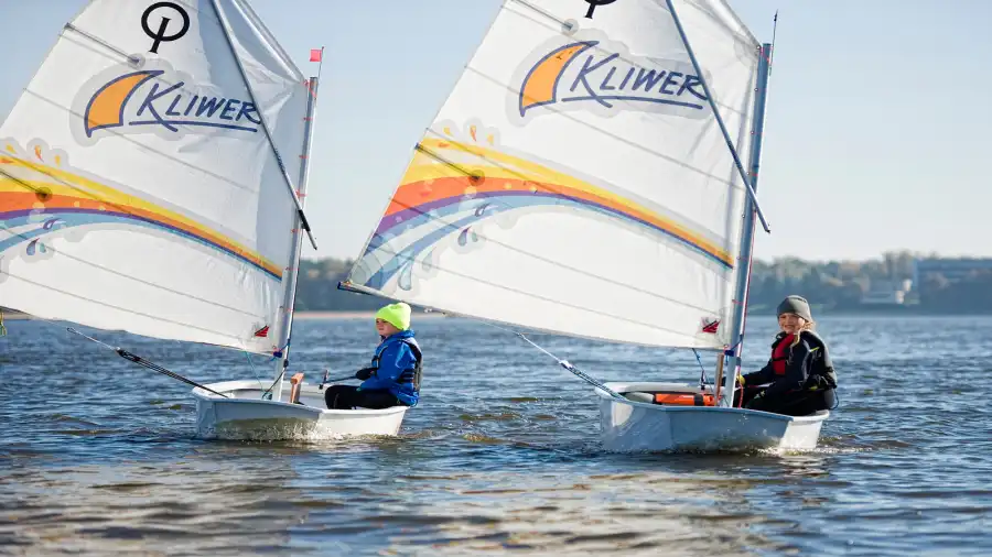 Kolonie żeglarskie na jachtach klasy Optymist oraz Sigma 600