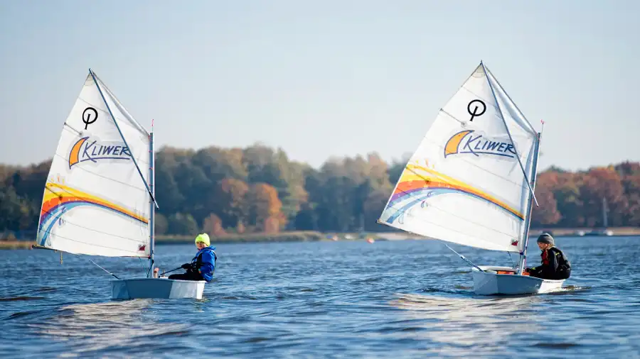 Kolonie żeglarskie na jachtach klasy Optymist oraz Sigma 600