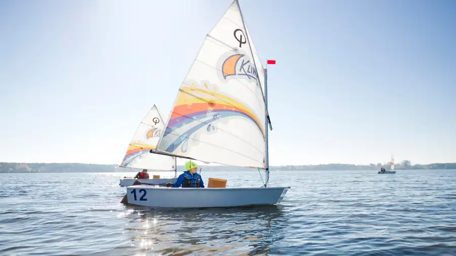 Kolonie żeglarskie na jachtach klasy Optymist oraz Sigma 600