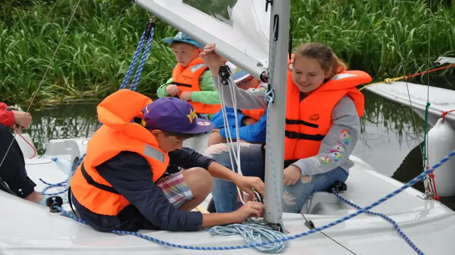 Kolonie żeglarskie na jachtach klasy Optymist oraz Sigma 600