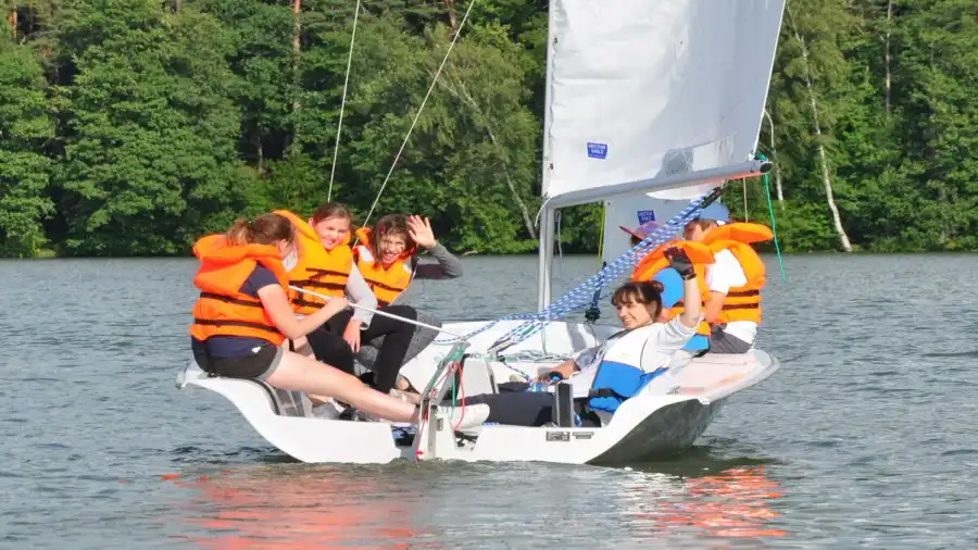 Kolonie żeglarskie na jachtach klasy Optymist oraz Sigma 600