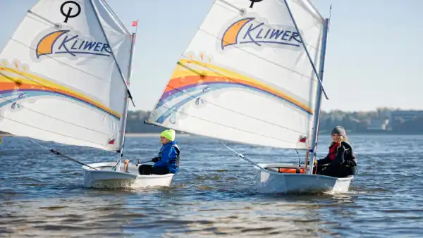 Kolonie żeglarskie na jachtach klasy Optymist oraz Sigma 600