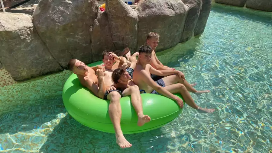 Lloret de Mar Młodzieżowy obóz z wycieczką do Figueres i zabawą w Waterworld