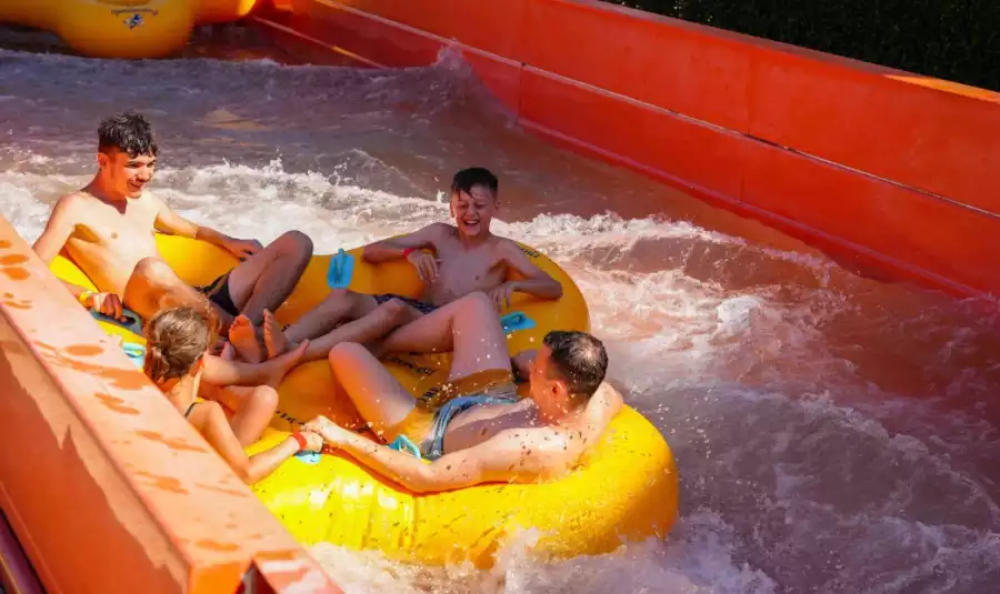 Lloret de Mar Młodzieżowy obóz z wycieczką do Figueres i zabawą w Waterworld