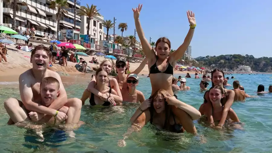 Lloret de Mar Obóz w Hiszpanii Chill out Zone z wycieczką do Figueres i zabawą w Waterworld - samolotem